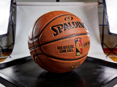 高端篮球比赛用球，采用优质皮革材质