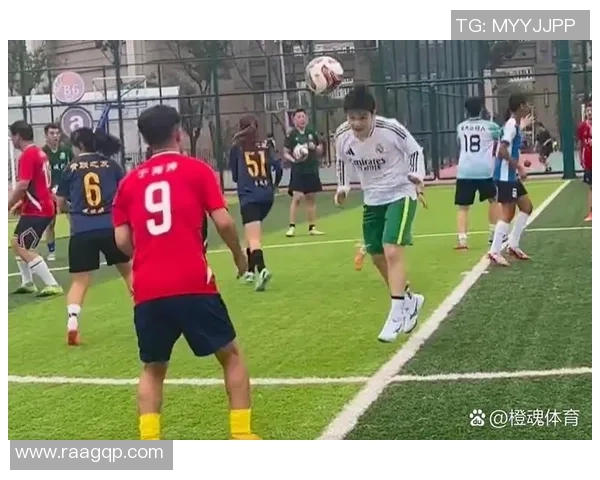 模仿足球巨星经典动作挑战赛 揭秘球场背后的技巧与魅力