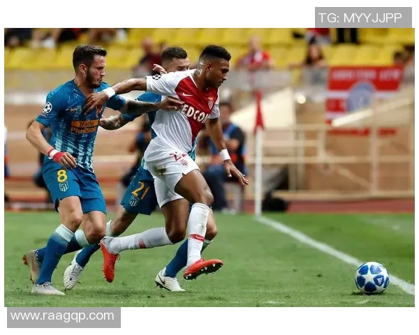 足球星光璀璨巅峰对决 谁主沉浮的时代传奇